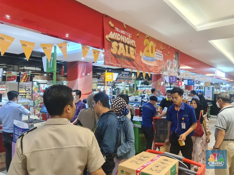 Midnight Sale Transmart Pontianak. (Ist)