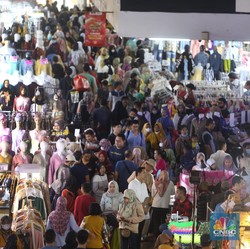 Pengunjung Pasar Tanah Abang Membludak Buru Baju Lebaran
