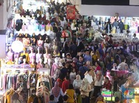 Pengunjung Pasar Tanah Abang Membludak Buru Baju Lebaran