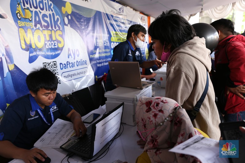 Sejumlah calon pemudik mulai memenuhi posko Motis Stasiun Bekasi sejak pagi hari pada Sabtu, (1/4).  Program Angkutan Motor Gratis (Motis) 2023 diselenggarakan oleh pemerintah untuk para pemudik yang ingin mengirim sepeda motor secara gratis melalui moda kereta api. (CNBC Indonesia/Tyas Budiarto)