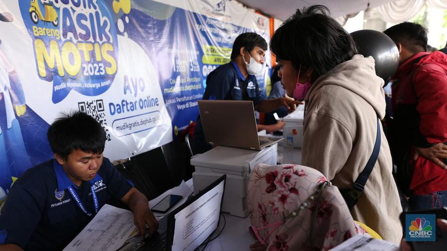 Sejumlah calon pemudik mulai memenuhi posko Motis Stasiun Bekasi sejak pagi hari pada Sabtu, (1/4).  Program Angkutan Motor Gratis (Motis) 2023 diselenggarakan oleh pemerintah untuk para pemudik yang ingin mengirim sepeda motor secara gratis melalui moda kereta api. (CNBC Indonesia/Tyas Budiarto)
