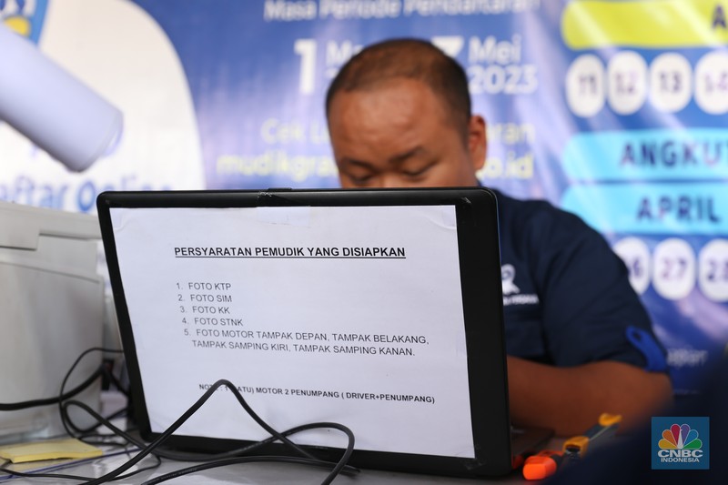 Sejumlah calon pemudik mulai memenuhi posko Motis Stasiun Bekasi sejak pagi hari pada Sabtu, (1/4).  Program Angkutan Motor Gratis (Motis) 2023 diselenggarakan oleh pemerintah untuk para pemudik yang ingin mengirim sepeda motor secara gratis melalui moda kereta api. (CNBC Indonesia/Tyas Budiarto)