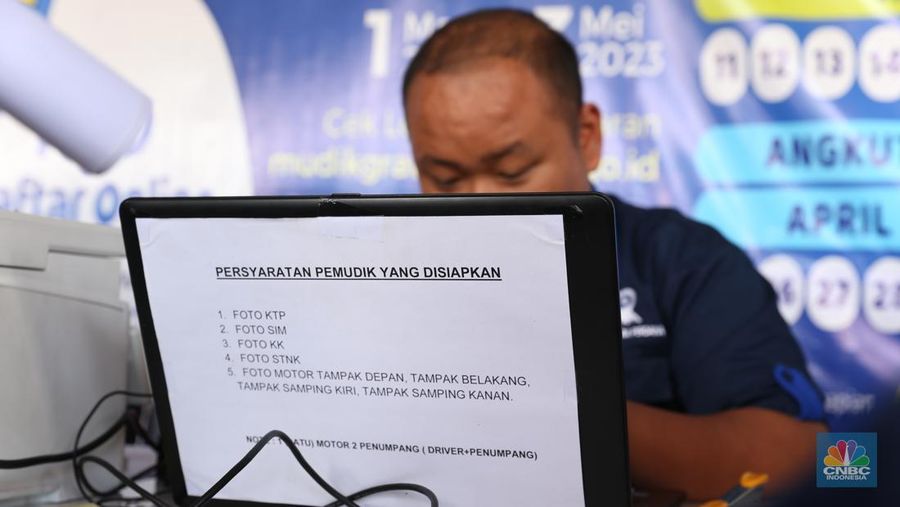 Sejumlah calon pemudik mulai memenuhi posko Motis Stasiun Bekasi sejak pagi hari pada Sabtu, (1/4).  Program Angkutan Motor Gratis (Motis) 2023 diselenggarakan oleh pemerintah untuk para pemudik yang ingin mengirim sepeda motor secara gratis melalui moda kereta api. (CNBC Indonesia/Tyas Budiarto)