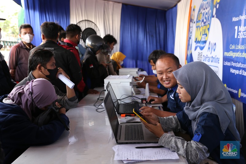 Sejumlah calon pemudik mulai memenuhi posko Motis Stasiun Bekasi sejak pagi hari pada Sabtu, (1/4).  Program Angkutan Motor Gratis (Motis) 2023 diselenggarakan oleh pemerintah untuk para pemudik yang ingin mengirim sepeda motor secara gratis melalui moda kereta api. (CNBC Indonesia/Tyas Budiarto)