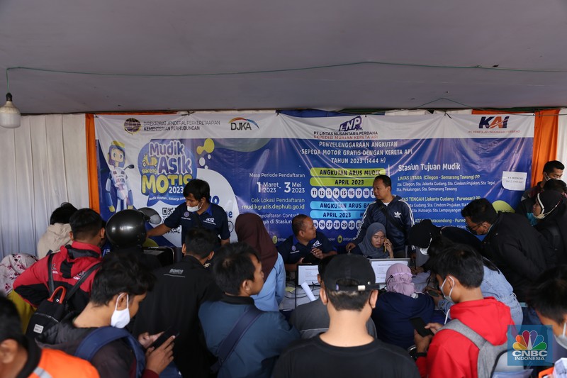 Sejumlah calon pemudik mulai memenuhi posko Motis Stasiun Bekasi sejak pagi hari pada Sabtu, (1/4).  Program Angkutan Motor Gratis (Motis) 2023 diselenggarakan oleh pemerintah untuk para pemudik yang ingin mengirim sepeda motor secara gratis melalui moda kereta api. (CNBC Indonesia/Tyas Budiarto)