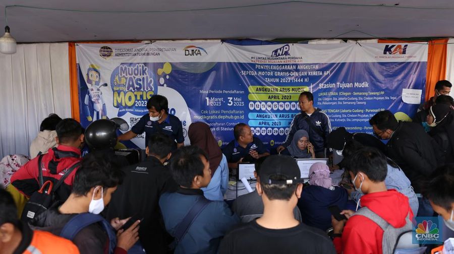 Sejumlah calon pemudik mulai memenuhi posko Motis Stasiun Bekasi sejak pagi hari pada Sabtu, (1/4). Program Angkutan Motor Gratis (Motis) 2023 diselenggarakan oleh pemerintah untuk para pemudik yang ingin mengirim sepeda motor secara gratis melalui moda kereta api. (CNBC Indonesia/Tyas Budiarto)