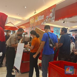Heboh! Troli Habis & Kasir Antre di Transmart Midnight Sale