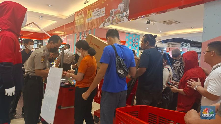 Transmart Cempaka Putih (CNBC Indonesia/Martya Rizki)
