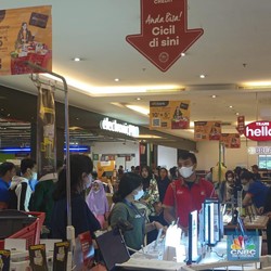 Pengunjung Serbu Transmart Cempaka Putih Jelang Midnight Sale