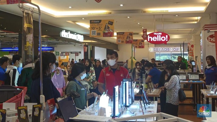 Transmart Cempaka Putih dipenuhi pengunjung jelang Midnight Sale malam ini/Dok: Martyasari Rizky Transmart Cempaka Putih dipenuhi pengunjung jelang Midnight Sale malam ini/Dok: Martyasari Rizky