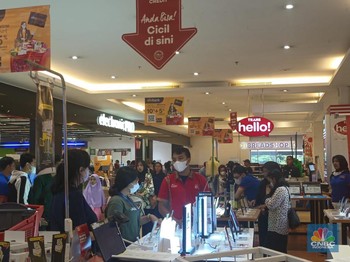 Pengunjung Serbu Transmart Cempaka Putih Jelang Midnight Sale