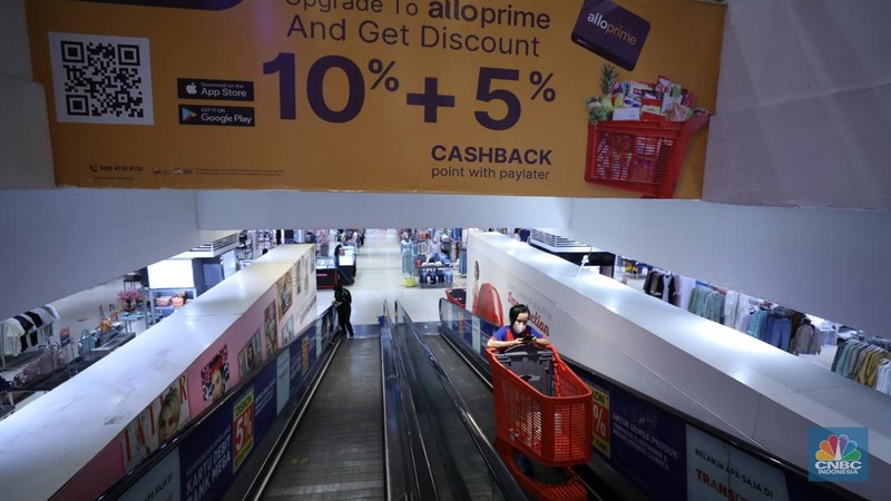 Promo Aneka Sembako di Transmart Cempaka Putih (CNBC Indonesia/Tri Susilo)