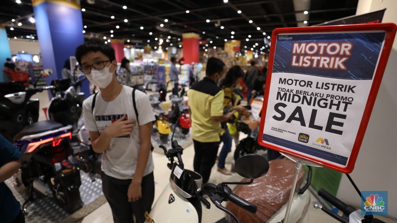 Transmart Midnight Sale (CNBC Indonesia/Tri Susillo)