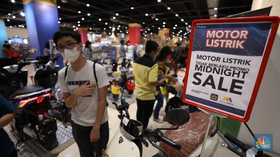 Transmart Midnight Sale (CNBC Indonesia/Tri Susillo)