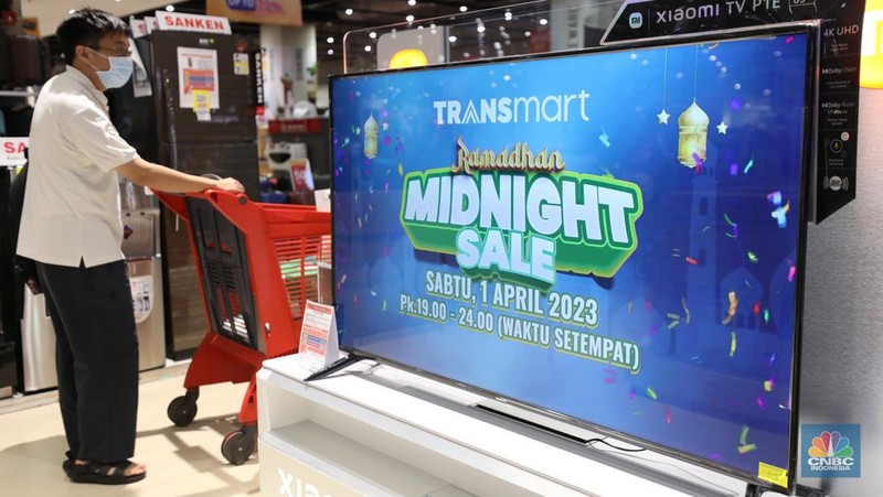 Transmart Midnight Sale (CNBC Indonesia/Tri Susillo)