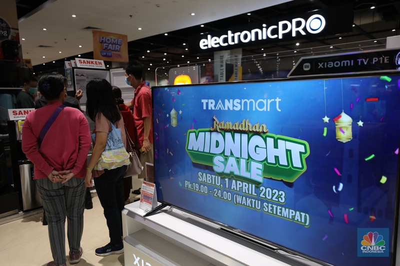 Transmart Midnight Sale (CNBC Indonesia/Tri Susillo)
