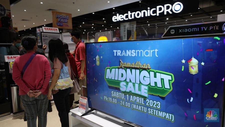 Transmart Midnight Sale (CNBC Indonesia/Tri Susillo)