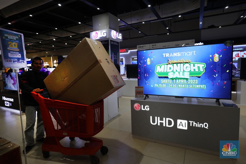 Transmart Midnight Sale (CNBC Indonesia/Tri Susillo)
