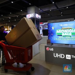 Pengunjung Borong TV LED di Transmart, Ini Penampakannya