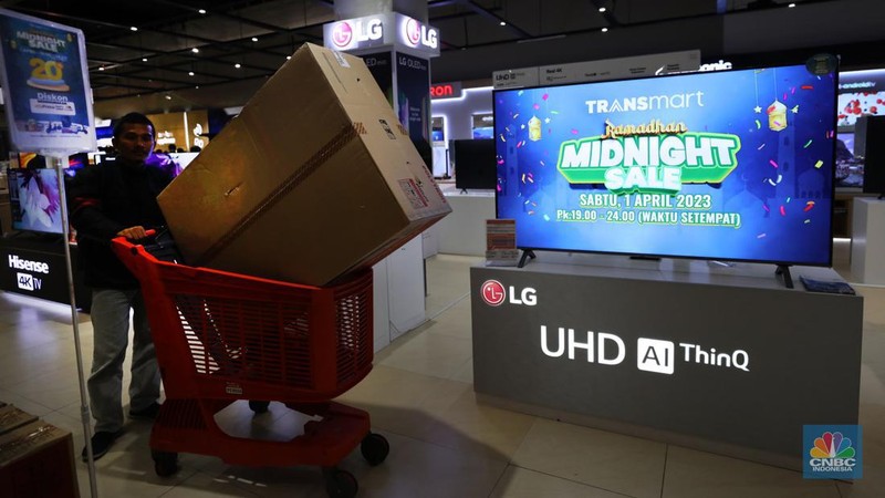 Transmart Midnight Sale (CNBC Indonesia/Tri Susillo)