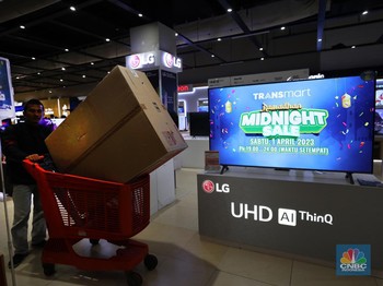 Pengunjung Borong TV LED di Transmart, Ini Penampakannya