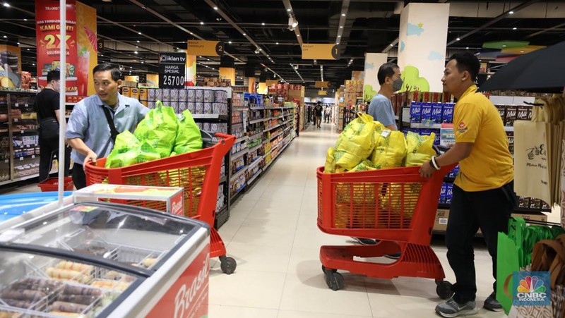 Transmart Midnight Sale (CNBC Indonesia/Tri Susillo)