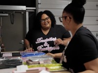 Gokil! Perempuan Ini Sulap Dana Bansos Jadi Bisnis Miliaran