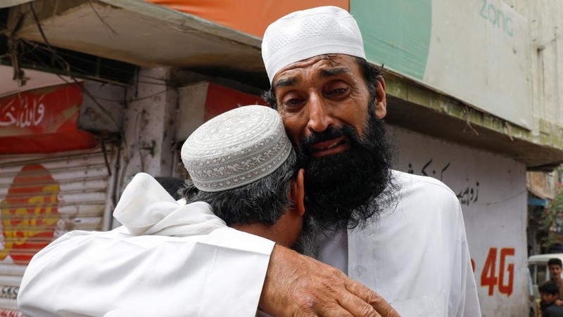 Umer Zada, father of seven year-old Saad Umer, who was killed with others in a stampede during handout distribution, mourns the death of his son during the funeral in Karachi, Pakistan April 1, 2023. REUTERS/Akhtar Soomro