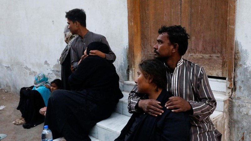 Umer Zada, father of seven year-old Saad Umer, who was killed with others in a stampede during handout distribution, mourns the death of his son during the funeral in Karachi, Pakistan April 1, 2023. REUTERS/Akhtar Soomro