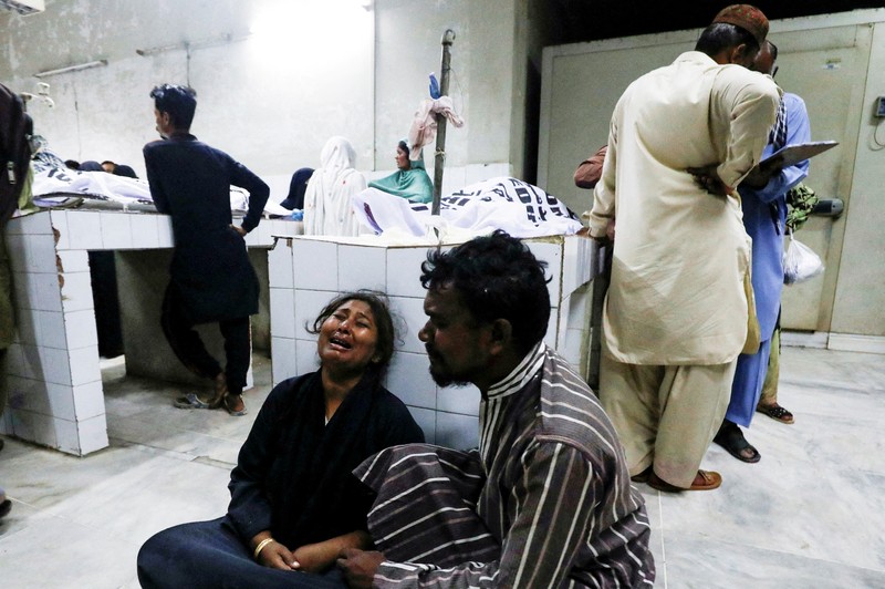 PAKISTAN-ECONOMY/FOOD Umer Zada, father of seven year-old Saad Umer, who was killed with others in a stampede during handout distribution, mourns the death of his son during the funeral in Karachi, Pakistan April 1, 2023. REUTERS/Akhtar Soomro