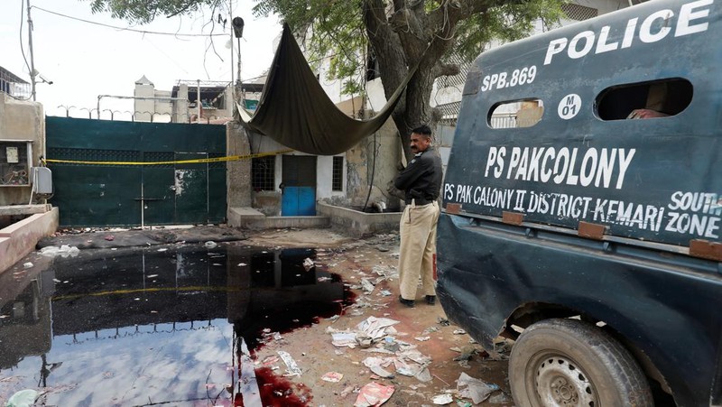 Umer Zada, father of seven year-old Saad Umer, who was killed with others in a stampede during handout distribution, mourns the death of his son during the funeral in Karachi, Pakistan April 1, 2023. REUTERS/Akhtar Soomro