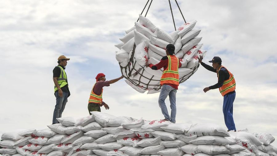 Pekerja melakukan bongkar muat gula kristal putih impor di Pelabuhan Tanjung Priok, Jakarta, Sabtu (1/4/2023). Holding Pangan ID Food mendatangkan Gula Kristal Putih (GKP) impor tahap pertama sebanyak 107.900 ton untuk menjaga ketersediaan dan stabilisasi harga gula serta memenuhi kebutuhan saat Ramadhan dan Lebaran sesuai penugasan dari Badan Pangan Nasional. ANTARA FOTO/Hafidz Mubarak A/tom.