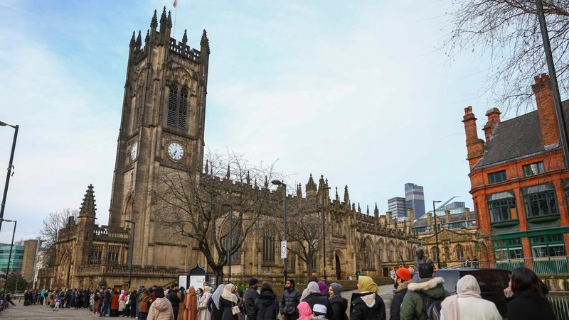 People queue outside Manchester Cathedral for the Iftar (breaking fast) event during the Muslim holy fasting month of Ramadan, in Manchester, Britain, March 29, 2023. REUTERS/Molly Darlington