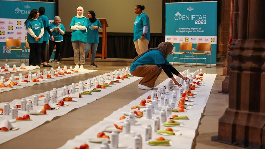 Volunteers prepare for Iftar (breaking fast) event during the Muslim holy fasting month of Ramadan, at Manchester Cathedral, in Manchester, Britain, March 29, 2023. REUTERS/Molly Darlington
