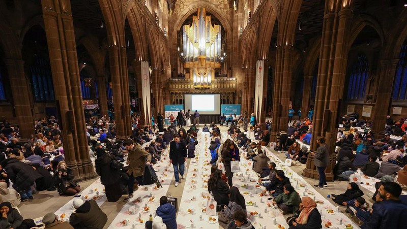 People queue outside Manchester Cathedral for the Iftar (breaking fast) event during the Muslim holy fasting month of Ramadan, in Manchester, Britain, March 29, 2023. REUTERS/Molly Darlington