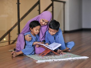 Hukum Mencium Anak Kecil Non Mahram dan Batasan Interaksinya dalam Islam