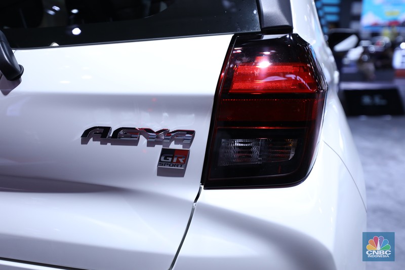 Pengunjung melihat All New Agya dan Agya GR Sport di ajang Gaikindo Jakarta Auto Show (JAW), Jumat (10/3/2023). (CNBC Indonesia/Tri Susilo) Pengunjung melihat All New Agya dan Agya GR Sport di ajang Gaikindo Jakarta Auto Show (JAW), Jumat (10/3/2023). (CNBC Indonesia/Tri Susilo)