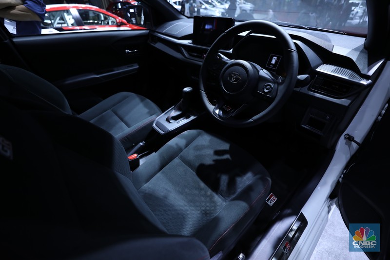 Pengunjung melihat All New Agya dan Agya GR Sport di ajang Gaikindo Jakarta Auto Show (JAW), Jumat (10/3/2023). (CNBC Indonesia/Tri Susilo) Pengunjung melihat All New Agya dan Agya GR Sport di ajang Gaikindo Jakarta Auto Show (JAW), Jumat (10/3/2023). (CNBC Indonesia/Tri Susilo)