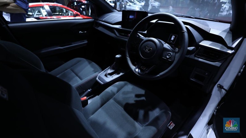 Pengunjung melihat All New Agya dan Agya GR Sport di ajang Gaikindo Jakarta Auto Show (JAW), Jumat (10/3/2023). (CNBC Indonesia/Tri Susilo)