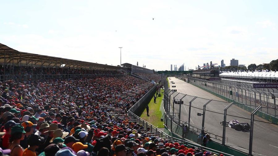 Pembalap Red Bull Max Verstappen dari Belanda balapan melalui tikungan selama Grand Prix Formula Satu Australia di Albert Park di Melbourne, Minggu, 2 April 2023. (AP/Asanka Brendon Ratnayake)
