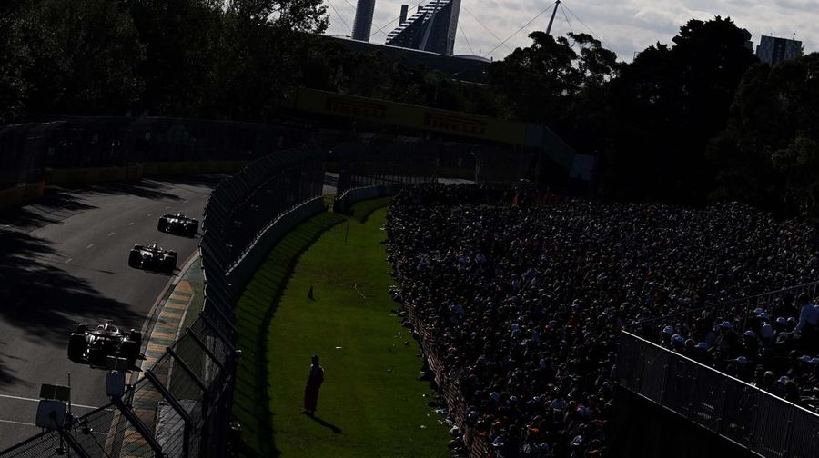 Pembalap Red Bull Max Verstappen dari Belanda balapan melalui tikungan selama Grand Prix Formula Satu Australia di Albert Park di Melbourne, Minggu, 2 April 2023. (AP/Asanka Brendon Ratnayake)