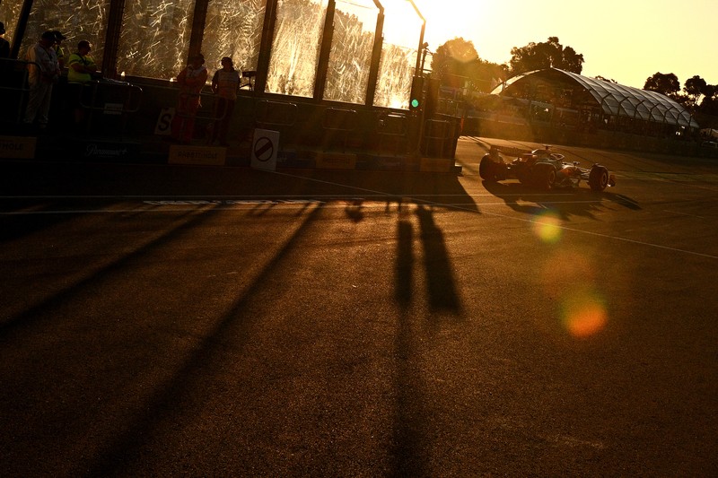 Pembalap Red Bull Max Verstappen dari Belanda balapan melalui tikungan selama Grand Prix Formula Satu Australia di Albert Park di Melbourne, Minggu, 2 April 2023. (AP/Asanka Brendon Ratnayake) Pembalap Red Bull Max Verstappen dari Belanda balapan melalui tikungan selama Grand Prix Formula Satu Australia di Albert Park di Melbourne, Minggu, 2 April 2023. (AP/Asanka Brendon Ratnayake)