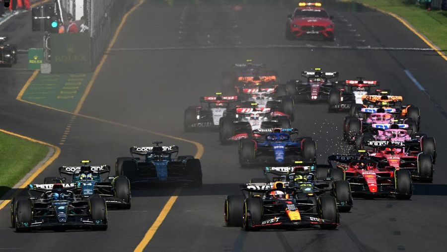Pembalap Red Bull Max Verstappen dari Belanda balapan melalui tikungan selama Grand Prix Formula Satu Australia di Albert Park di Melbourne, Minggu, 2 April 2023. (AP/Asanka Brendon Ratnayake)