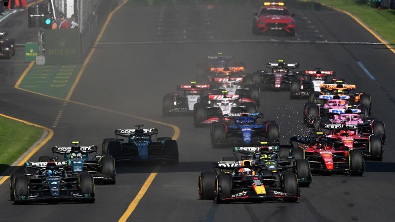 Pembalap Red Bull Max Verstappen dari Belanda balapan melalui tikungan selama Grand Prix Formula Satu Australia di Albert Park di Melbourne, Minggu, 2 April 2023. (AP/Asanka Brendon Ratnayake)