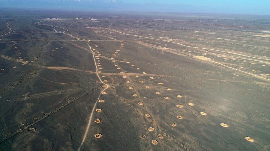 Foto udara menunjukkan lubang-lubang sumur karez terletak di bagian selatan kaki pegunungan Tianshan, China. (Future Publishing via Getty Images)