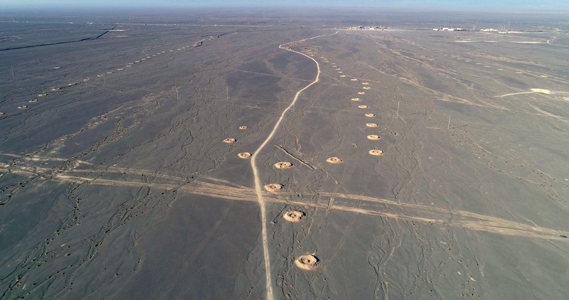 Foto udara menunjukkan lubang-lubang sumur karez terletak di bagian selatan kaki pegunungan Tianshan, China. (Future Publishing via Getty Images) Foto udara menunjukkan lubang-lubang sumur karez terletak di bagian selatan kaki pegunungan Tianshan, China. (Future Publishing via Getty Images)