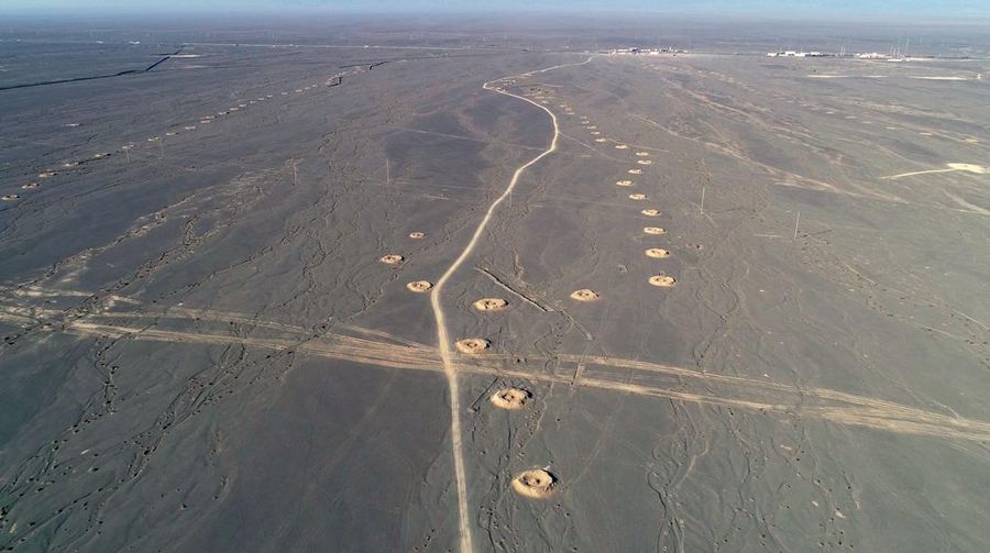 Foto udara menunjukkan lubang-lubang sumur karez terletak di bagian selatan kaki pegunungan Tianshan, China. (Future Publishing via Getty Images)