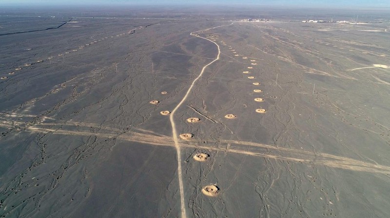 Foto udara menunjukkan lubang-lubang sumur karez terletak di bagian selatan kaki pegunungan Tianshan, China. (Future Publishing via Getty Images)