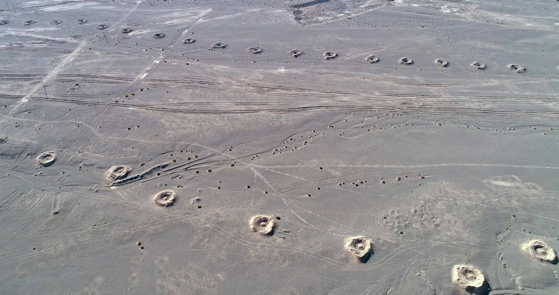 Foto udara menunjukkan lubang-lubang sumur karez terletak di bagian selatan kaki pegunungan Tianshan, China. (Future Publishing via Getty Images) Foto udara menunjukkan lubang-lubang sumur karez terletak di bagian selatan kaki pegunungan Tianshan, China. (Future Publishing via Getty Images)