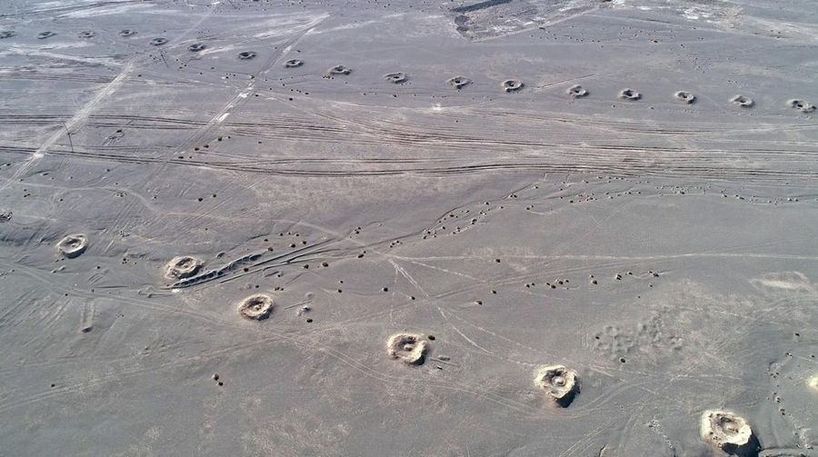 Foto udara menunjukkan lubang-lubang sumur karez terletak di bagian selatan kaki pegunungan Tianshan, China. (Future Publishing via Getty Images)